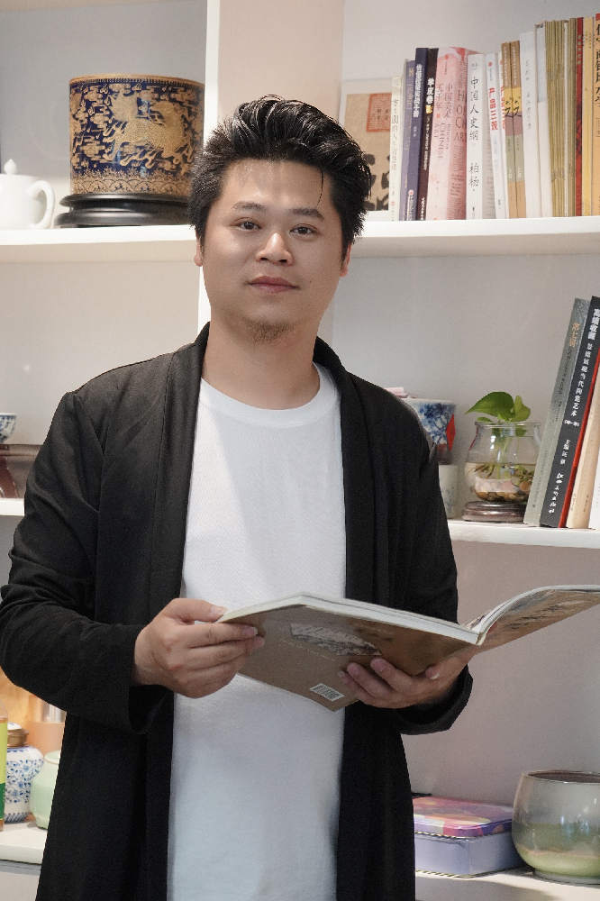 曹?chē)w（國瓷紅葉畫(huà)院高級畫(huà)師）