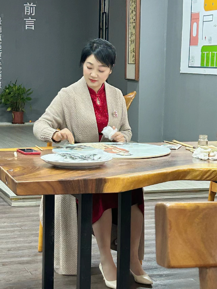 馮英霞（國瓷紅葉畫(huà)院高級畫(huà)師）