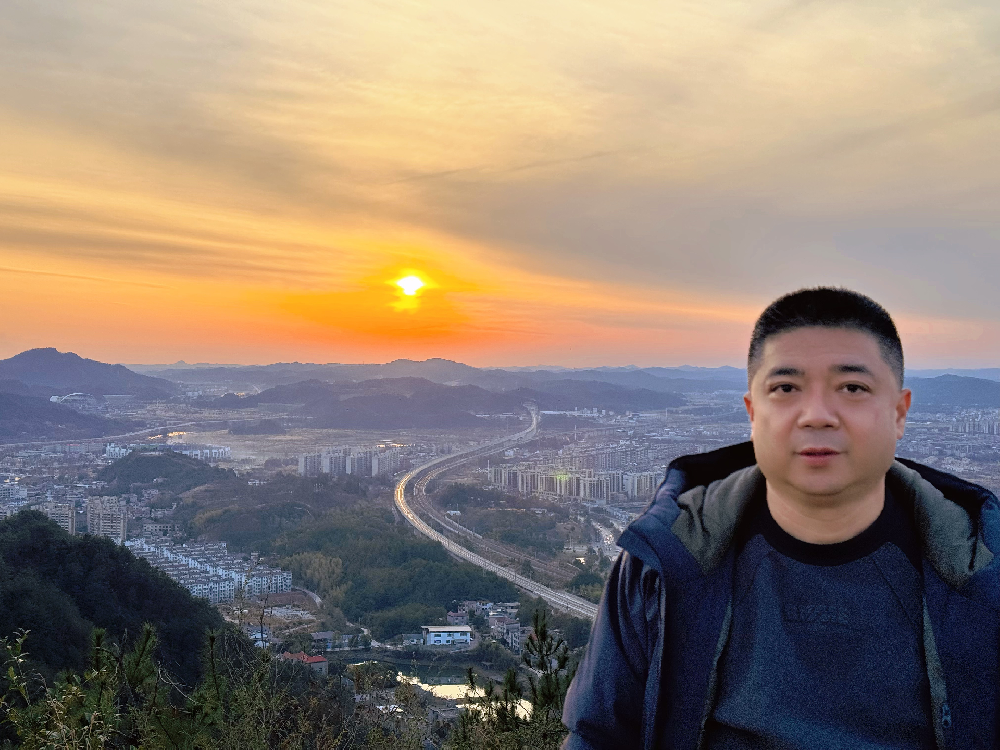 袁智勇（國瓷紅葉畫(huà)院研究員）