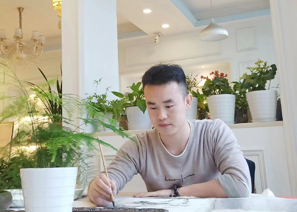 張濤（國瓷紅葉畫(huà)院研究員）