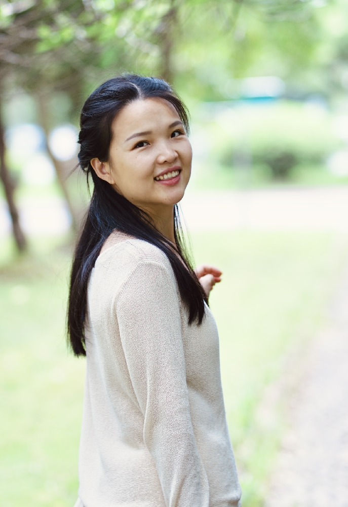 馮佳英（國瓷紅葉畫(huà)院高級畫(huà)師）