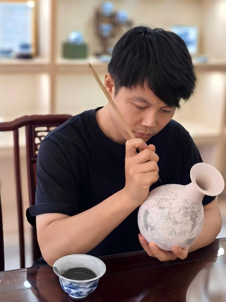 查啟濤（國瓷紅葉畫(huà)院高級畫(huà)師）