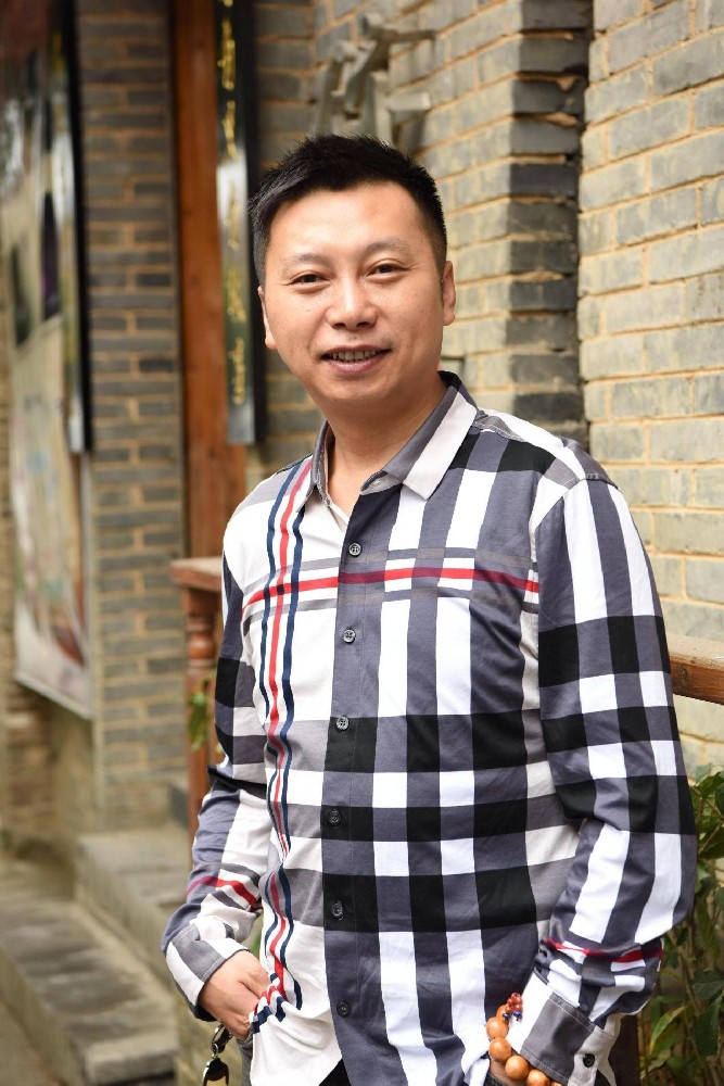 方毅（國瓷紅葉畫(huà)院研究員）