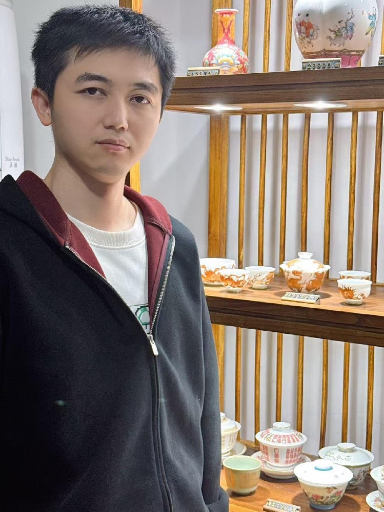 李敏（國瓷紅葉畫(huà)院高級畫(huà)師）