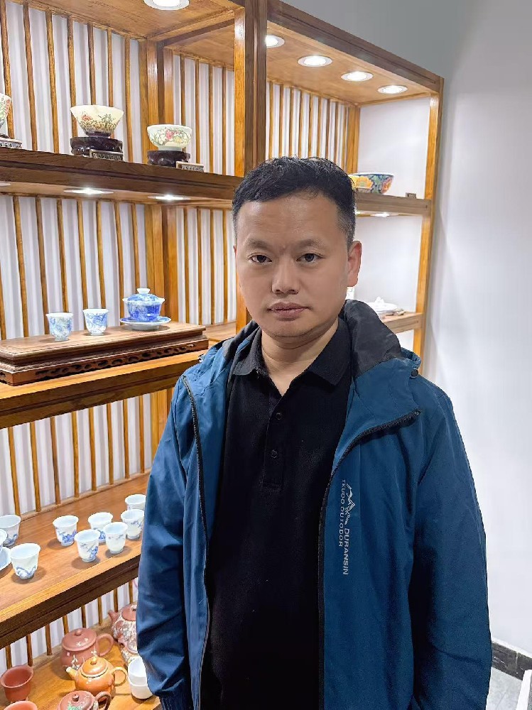 劉清華（國瓷紅葉畫(huà)院副秘書(shū)長(cháng)）