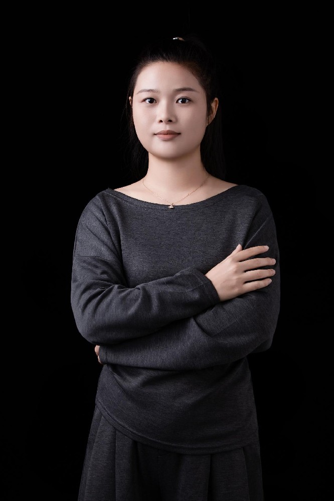 劉文君（國瓷紅葉畫(huà)院高級畫(huà)師）