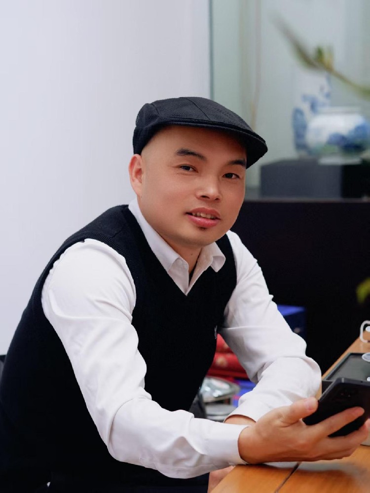 劉祖英（國瓷紅葉畫(huà)院研究員）