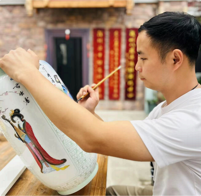 王龍鵬（國瓷紅葉畫(huà)院高級畫(huà)師）