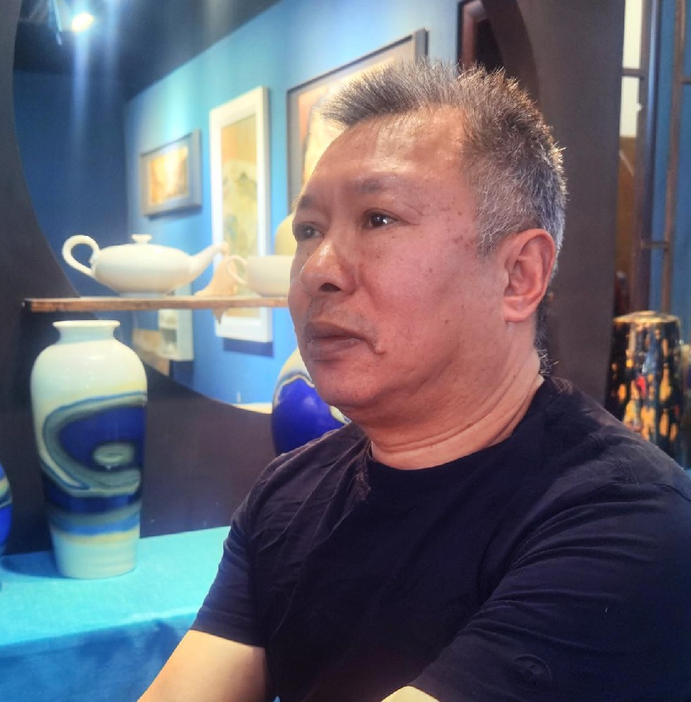 嚴維明（國瓷紅葉畫(huà)院高級畫(huà)師）