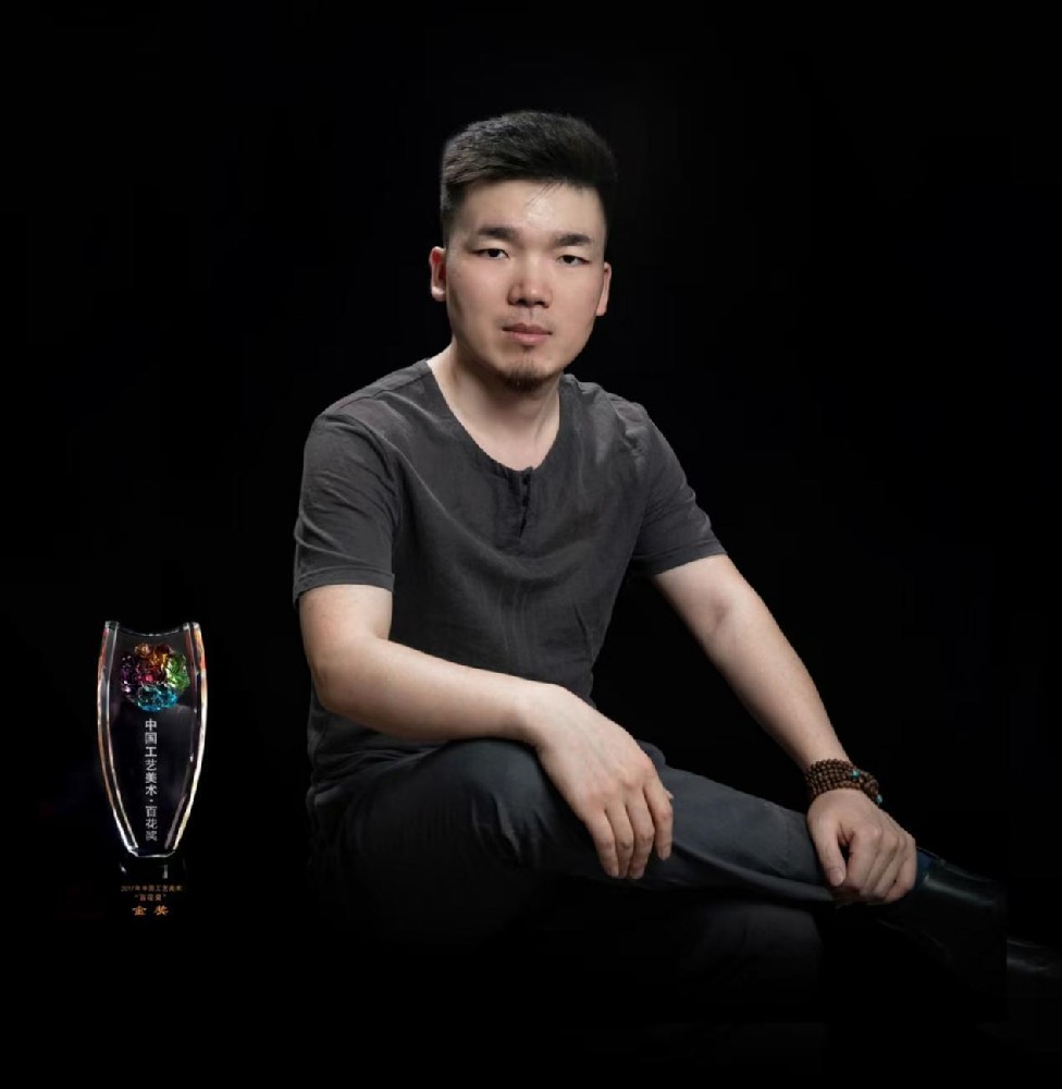 楊丞鈞（國瓷紅葉畫(huà)院高級畫(huà)師）