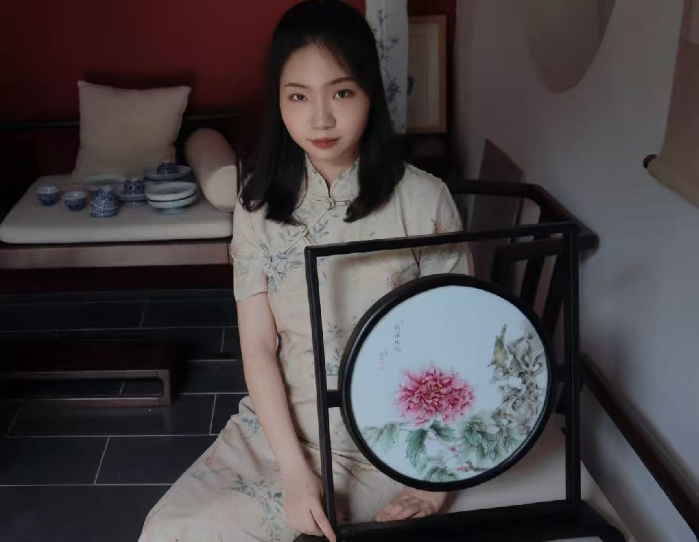 余卿晨（國瓷紅葉畫(huà)院高級畫(huà)師）